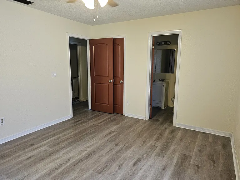 305 E Lake St — Photo 20