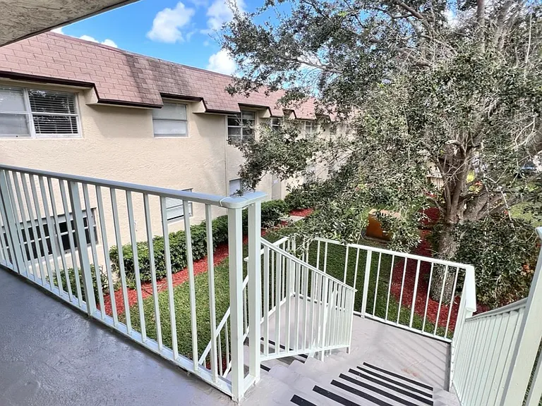 Lakeview Apartments - 5911 SW 41 St — Photo 7