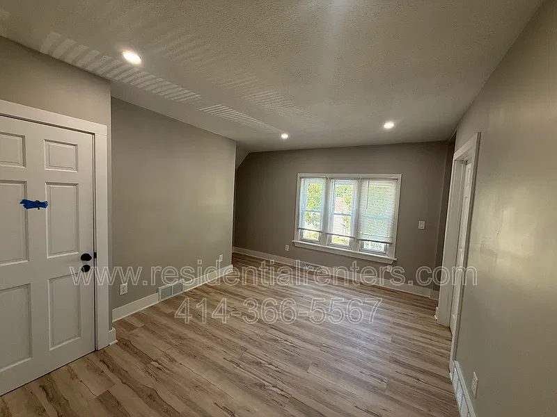 2 bed, 1.0 bath, 900 sqft, $1,150 — Photo 2