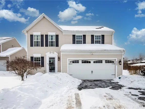 5784 Willow Creek Ln, Sanborn, NY 14132