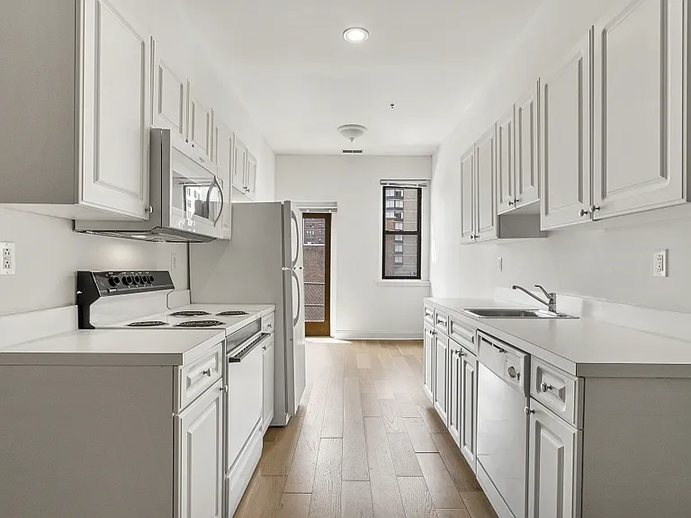 1300 Chestnut Street — Photo 11