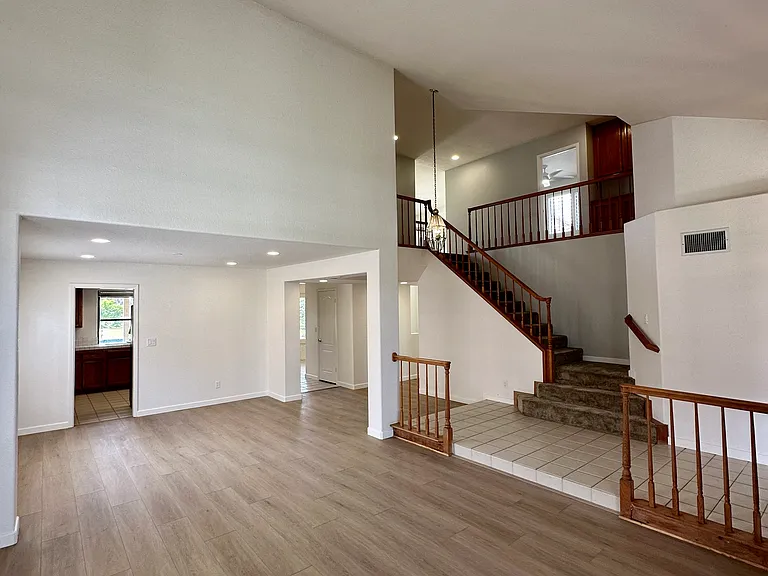1043 Cordova Dr — Photo 6