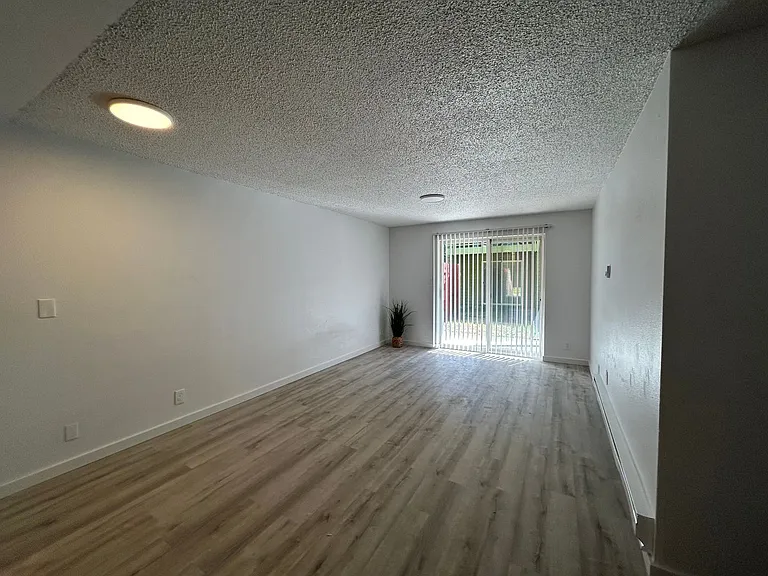 Park Plaza Apartments — Photo 11