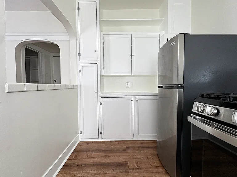 413 E 7th St #5 — Photo 6