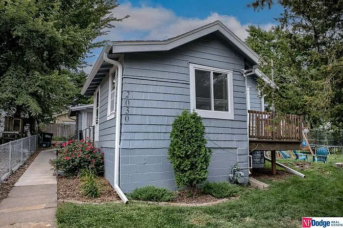 3 bed, 1.5 bath, 1638 sqft, $1,800 — Photo 2