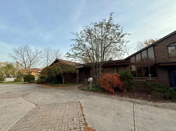 16474 Fifteen Mile Rd, Fraser, MI 48026