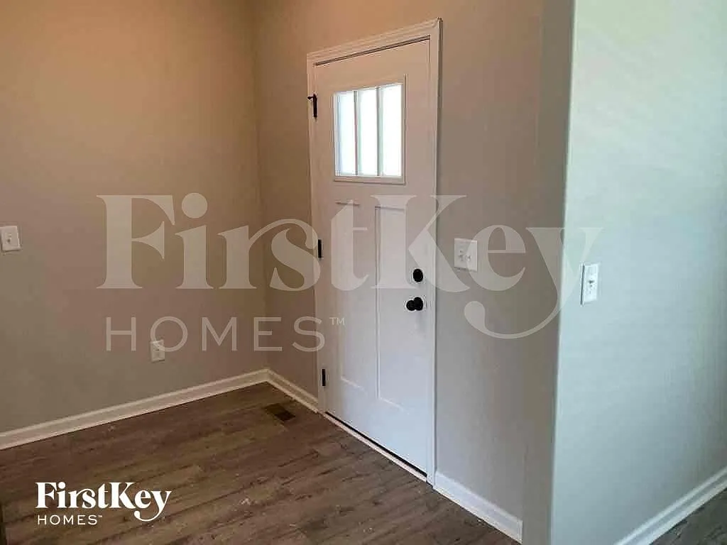 3 bed, 2.5 bath, 2395 sqft, $2,500 — Photo 2
