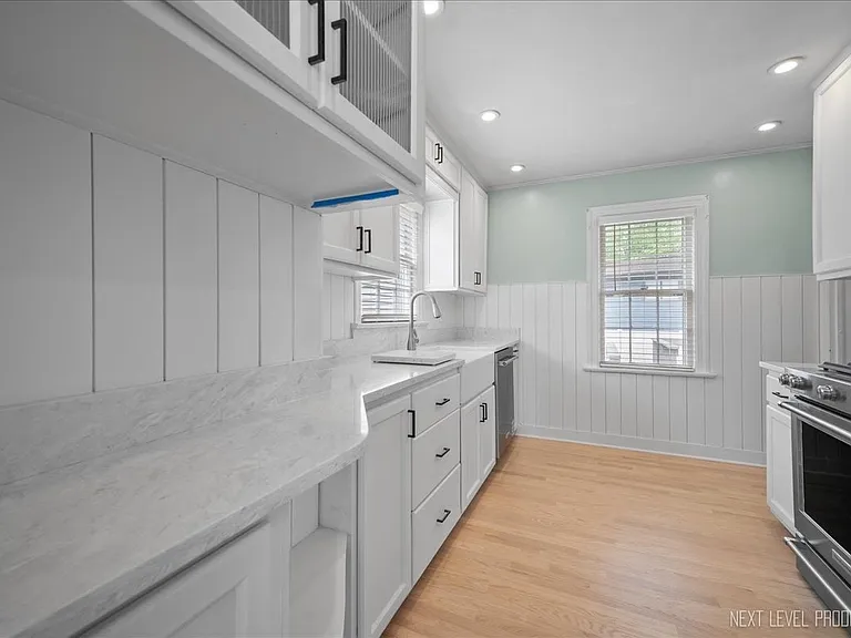 40 S Pine St — Photo 9