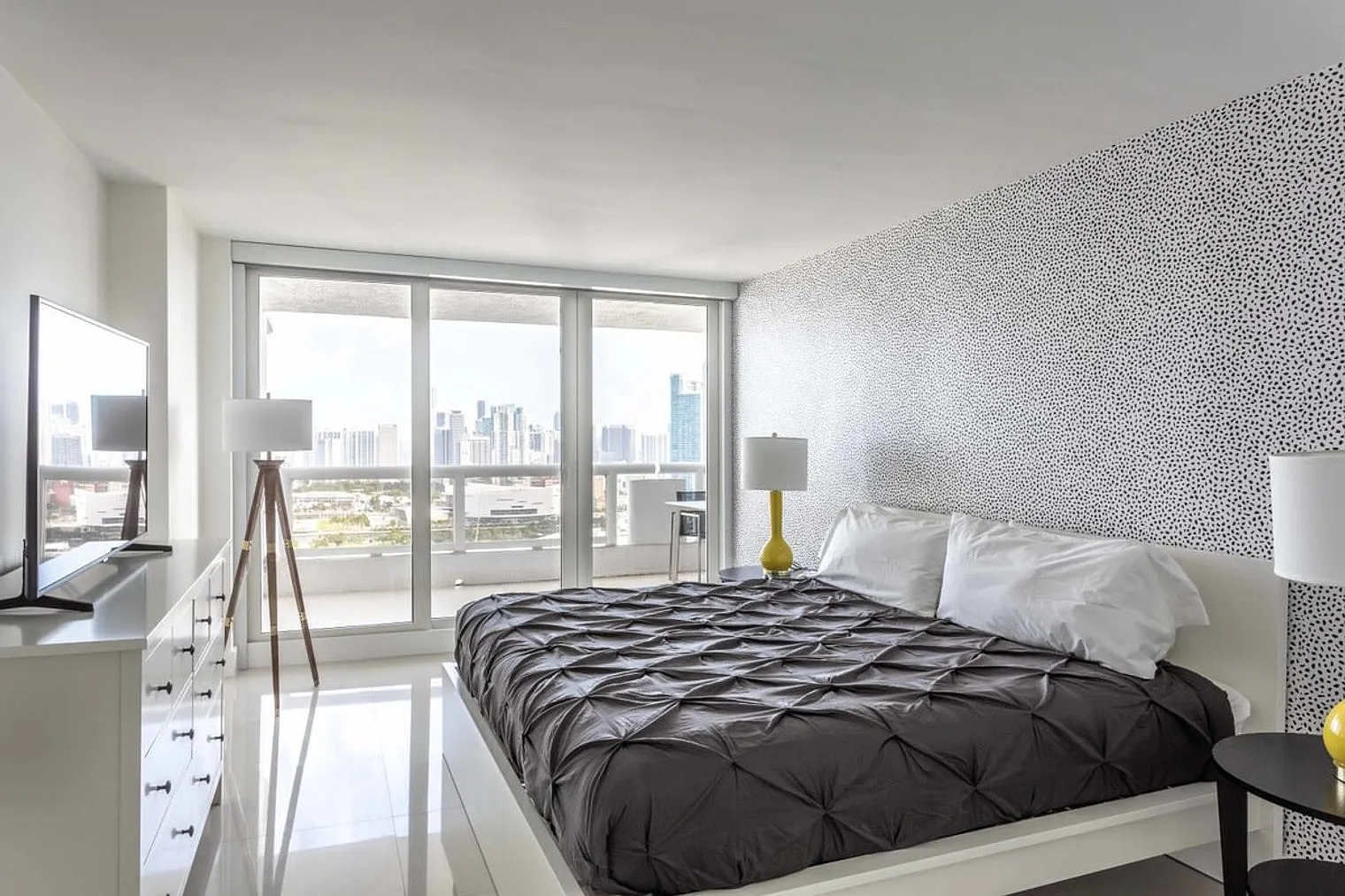 1 bed, 1.0 bath, 1087 sqft, $4,945 — Photo 2