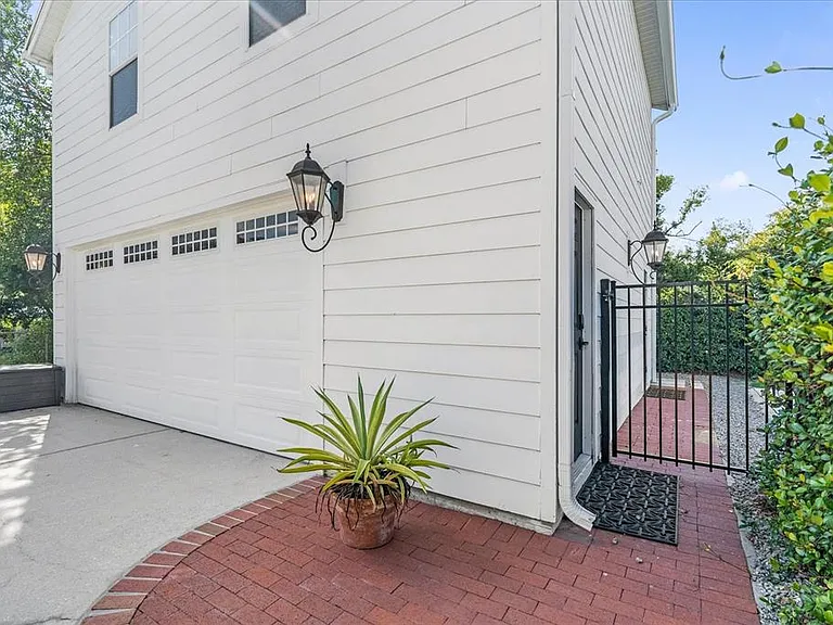 1812 N Westmoreland Dr — Photo 1