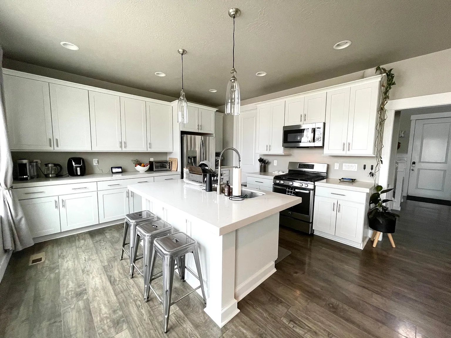 3 bed, 2.5 bath, 3200 sqft, $3,600 — Photo 3