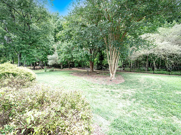 1004 Somerset Ct — Photo 31