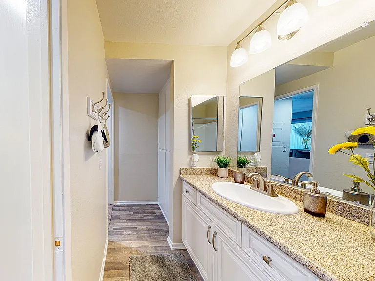 Mountain View Apartments — Photo 10