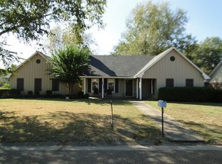 1401 N Park Dr, Greenwood, MS 38930