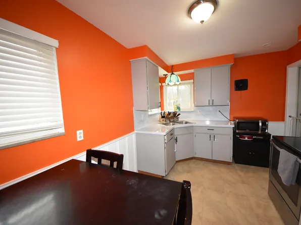 23541 Loomis Ct, Farmington, MI 48336