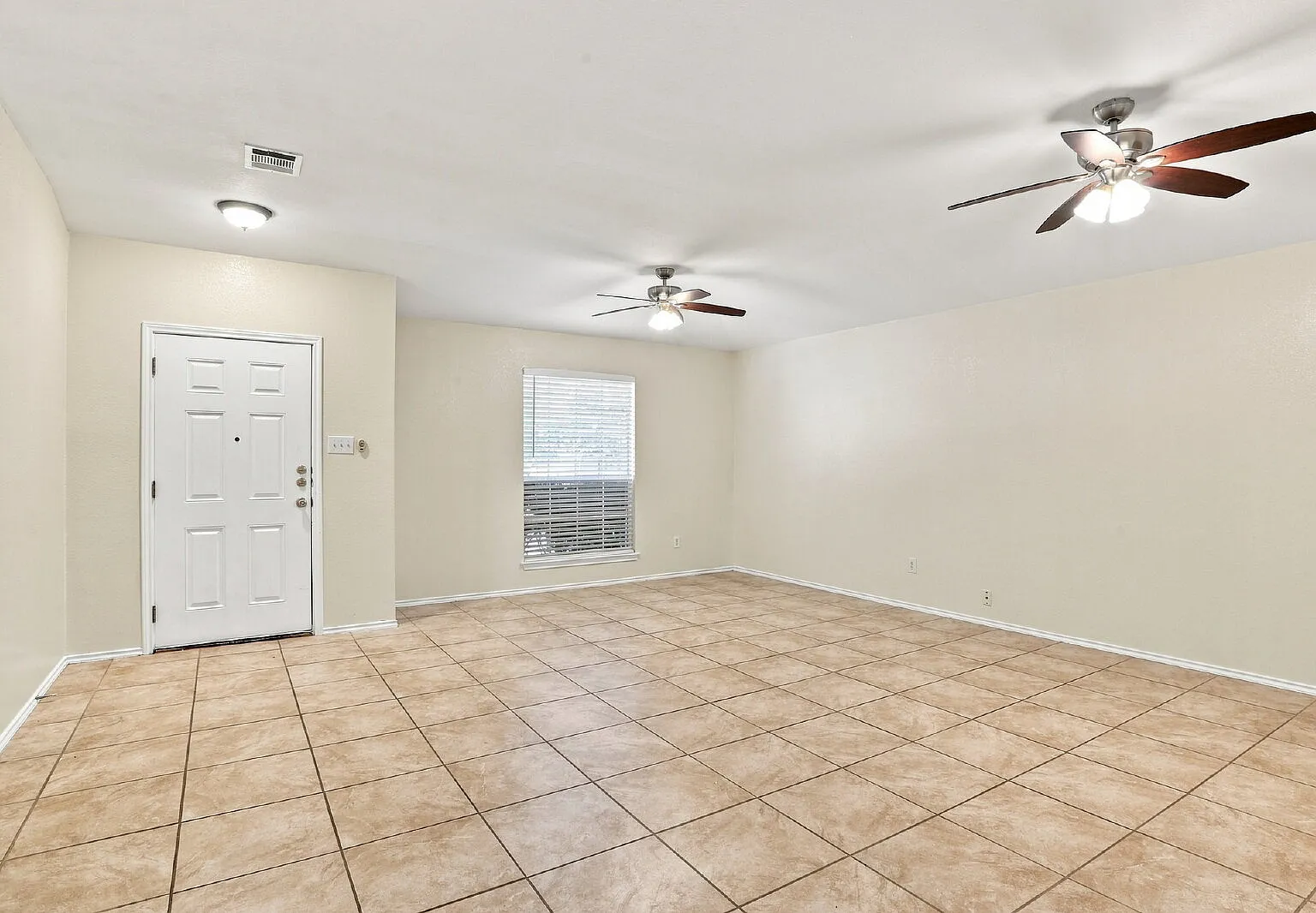 4 bed, 2.0 bath, 2047 sqft, $2,200 — Photo 4