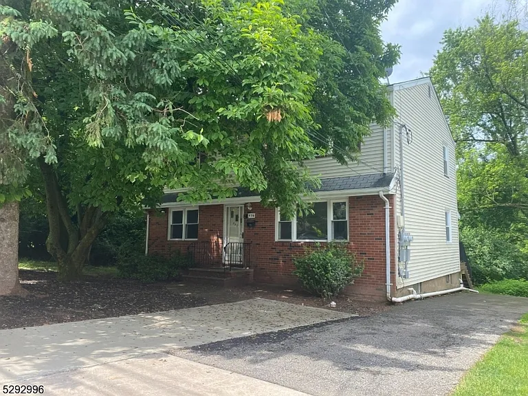 536 Broughton Ave — Photo 1