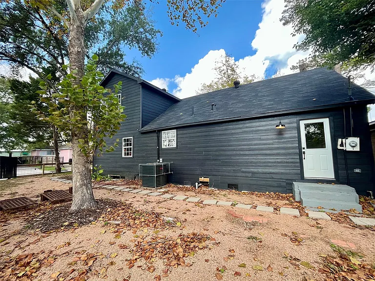 302 Moody St — Photo 2