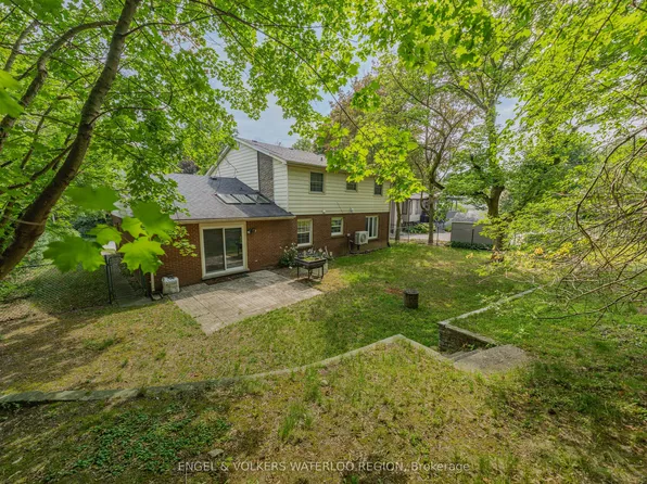 256 Shakespeare Dr, Waterloo, ON N2L 2T6