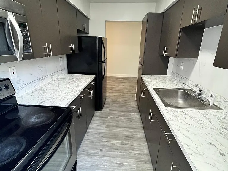 7511 Venetian St #4 — Photo 3