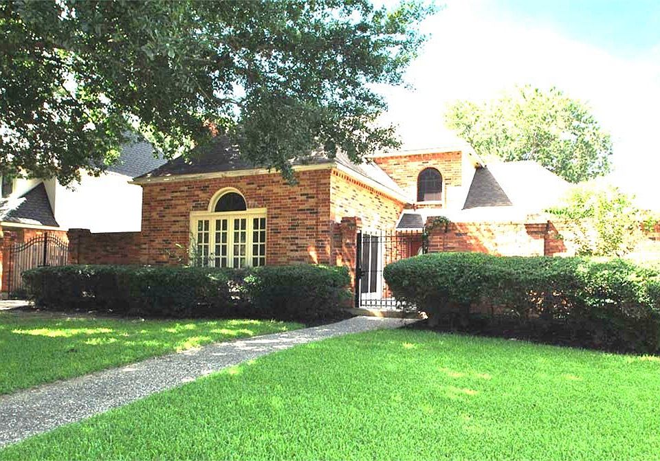 Beautiful 4 bedroom home in sought-after Nottingham Country subdivision