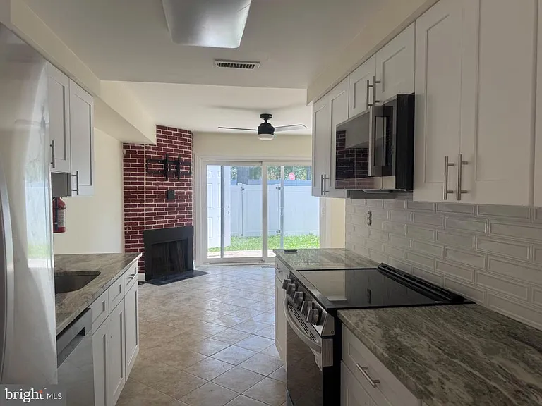 220 Deerpark Ct — Photo 7
