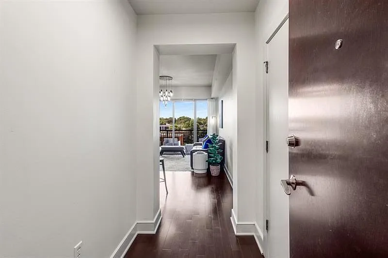1 bed, 1.0 bath, 989 sqft, $2,500 — Photo 2