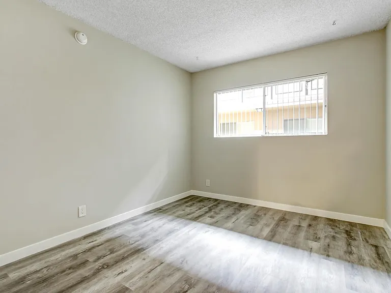 4733 Orion Ave — Photo 3