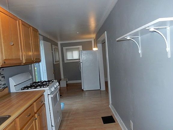 5th image of 2121 Elm St
