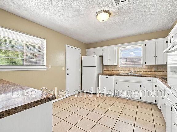 4th image of 621 Lotus Ave