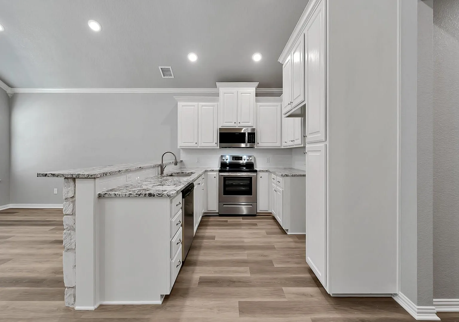 504 Alamo Dr — Photo 2
