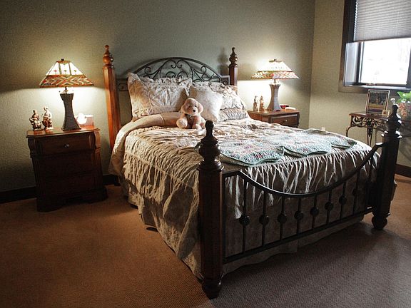 Downstairs queen bedroom