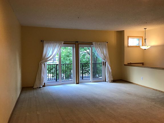 Big sliding door lead to the deck
