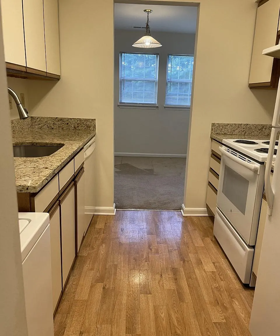 2 bed, 975 sqft, $1,900 — Photo 3