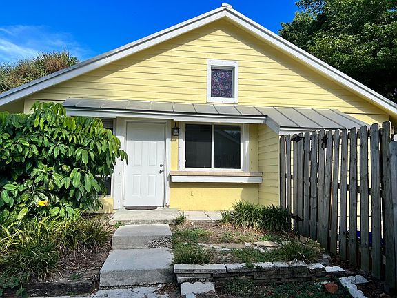 2nd image of 1958 Windsor Dr