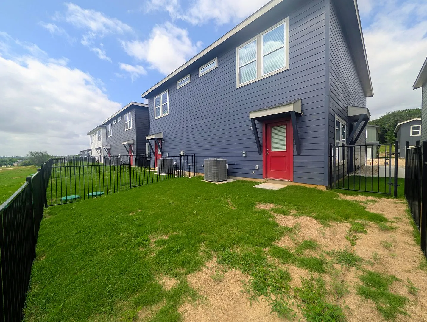 Brand New Duplex in New East Parks Community — Photo 3
