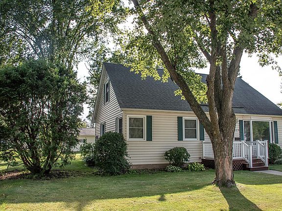 3rd image of 825 N Oak St
