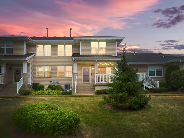 1212 Walnut Glen Dr, Crystal Lake, IL 60014