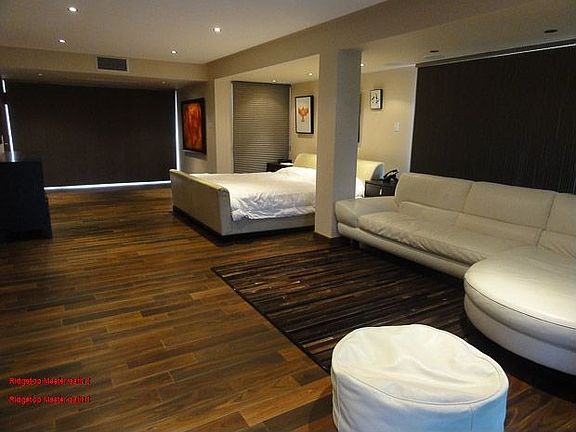 Gorgeous spaces with floors 