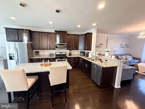 3rd image of 221 Gunther Pl