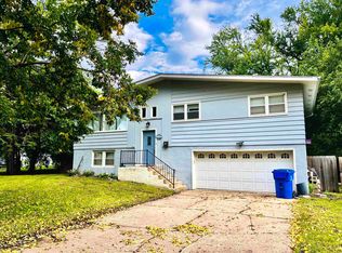 1016 Valley View Dr, Vermillion, SD 57069
