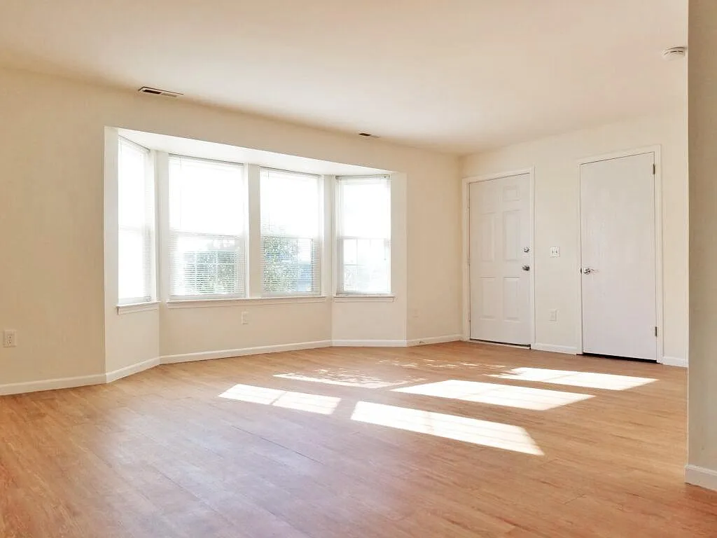 1 bed, 887 sqft, $2,100 — Photo 4
