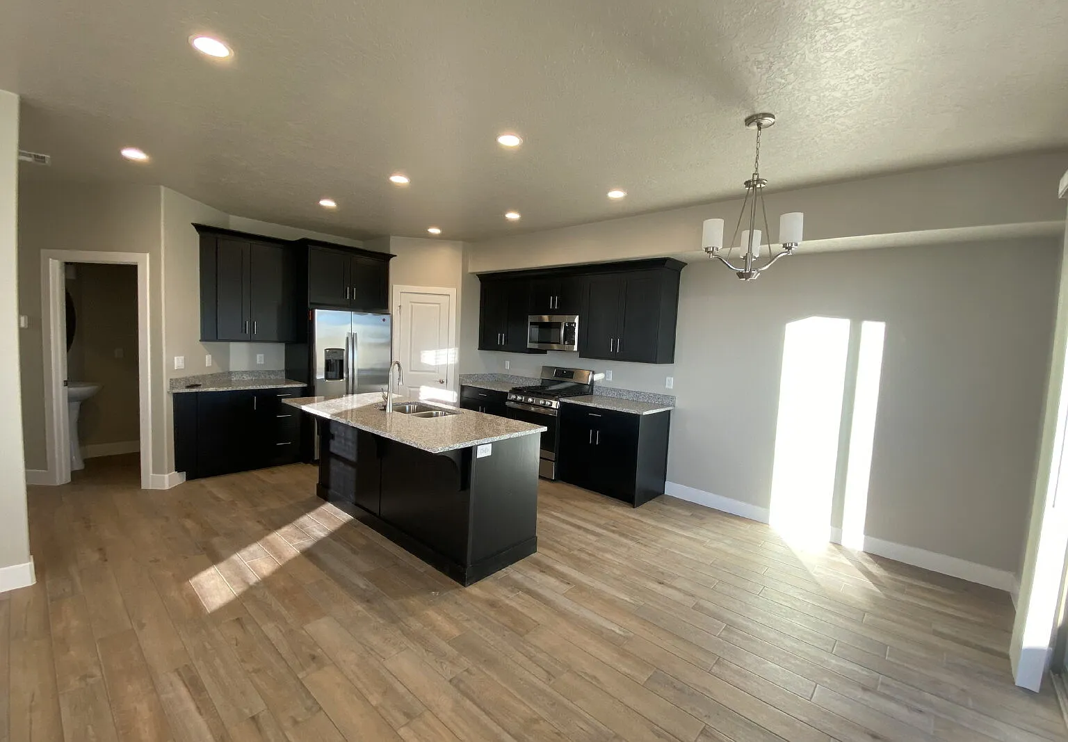 4 bed, 2.5 bath, 1960 sqft, $1,950 — Photo 4