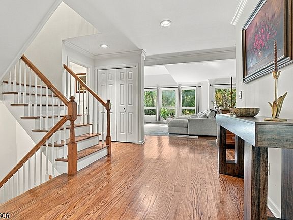 2nd image of 32 ROBERTS CIRCLE