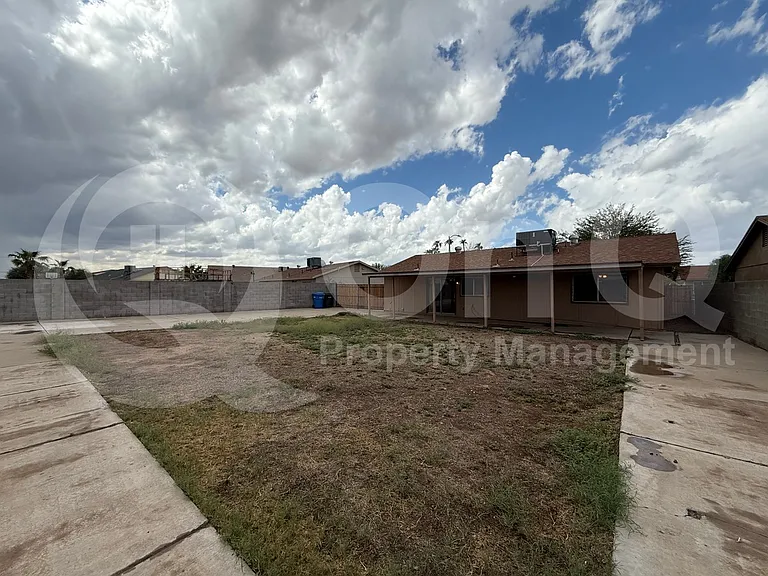 329 N 69th Ave — Photo 16
