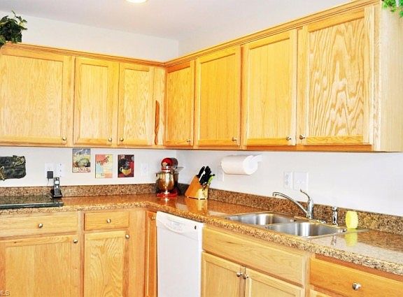 4th image of 215 Blue Robin Way