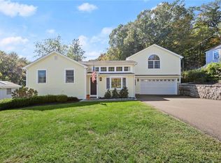 14 Wildwood Dr, Branford, CT 06405