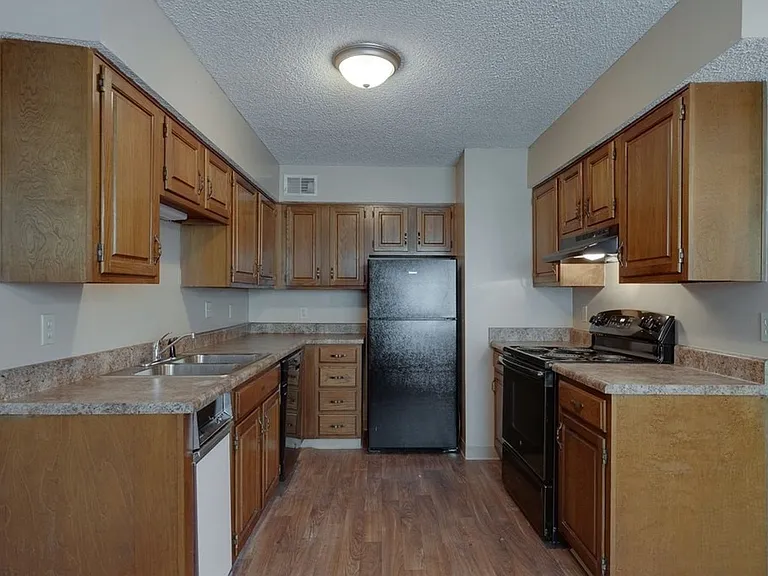Aragon Apartments — Photo 36