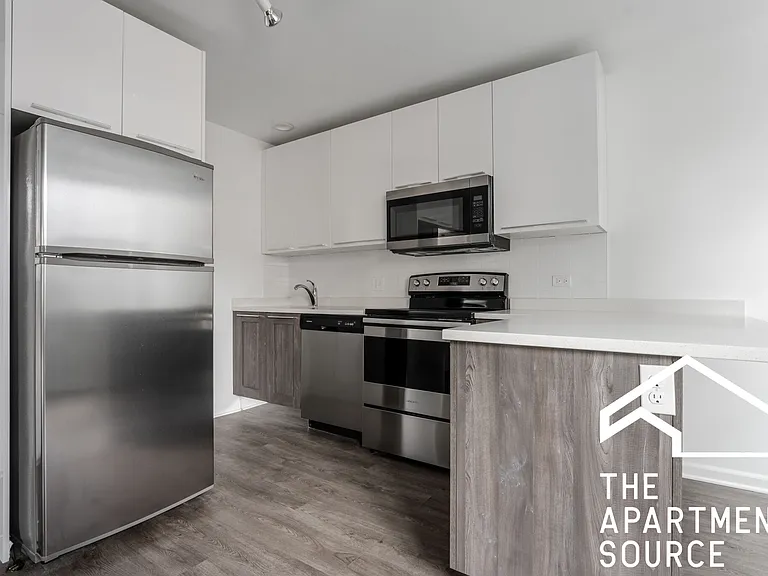 940 W Winona St #505 — Photo 1