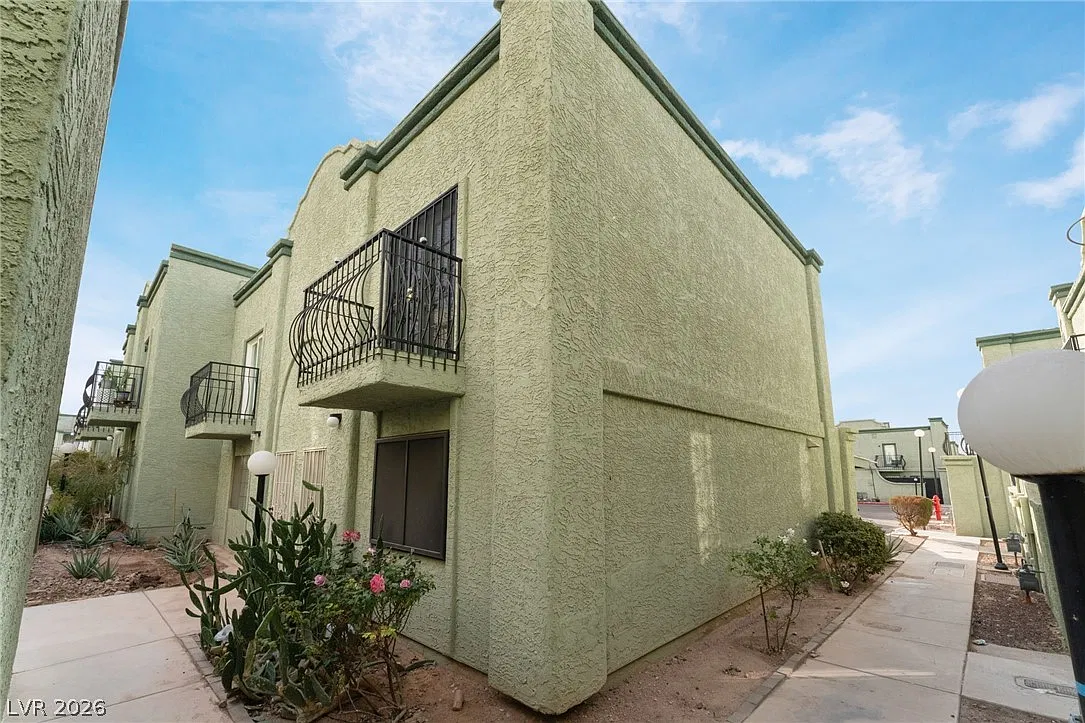 2 bed, 1.5 bath, 1080 sqft, $1,295 — Photo 2